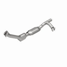 Load image into Gallery viewer, MagnaFlow Direct Fit Catalytic Converter 99-02 Expedition 5.4L 4wd