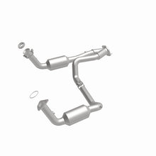 Load image into Gallery viewer, MagnaFlow DF Catalytic Conv OEM 2005 GMC Sierra/Chevrolet Silverado 1500/Cadillac Escalade Underbody