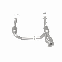 Load image into Gallery viewer, MagnaFlow DF Catalytic Conv OEM 2005 GMC Sierra/Chevrolet Silverado 1500/Cadillac Escalade Underbody