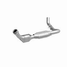 Load image into Gallery viewer, MagnaFlow Direct Fit Catalytic Converter 99-02 Expedition 5.4L 4wd