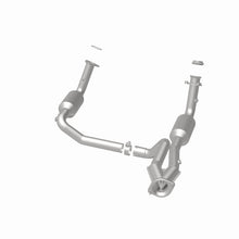 Load image into Gallery viewer, MagnaFlow DF Catalytic Conv OEM 2005 GMC Sierra/Chevrolet Silverado 1500/Cadillac Escalade Underbody