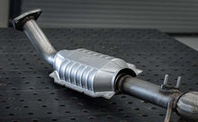 Load image into Gallery viewer, MagnaFlow Universal Catalytic Converter 3 Single O2 Boss