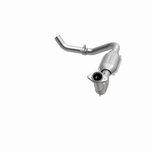 Load image into Gallery viewer, MagnaFlow Direct Fit Catalytic Converter 99-02 Expedition 5.4L 4wd