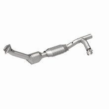 Load image into Gallery viewer, MagnaFlow Direct Fit Catalytic Converter 99-02 Expedition 5.4L 4wd