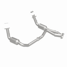Load image into Gallery viewer, MagnaFlow DF Catalytic Conv OEM 2005 GMC Sierra/Chevrolet Silverado 1500/Cadillac Escalade Underbody