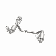 Load image into Gallery viewer, MagnaFlow DF Catalytic Conv OEM 2005 GMC Sierra/Chevrolet Silverado 1500/Cadillac Escalade Underbody